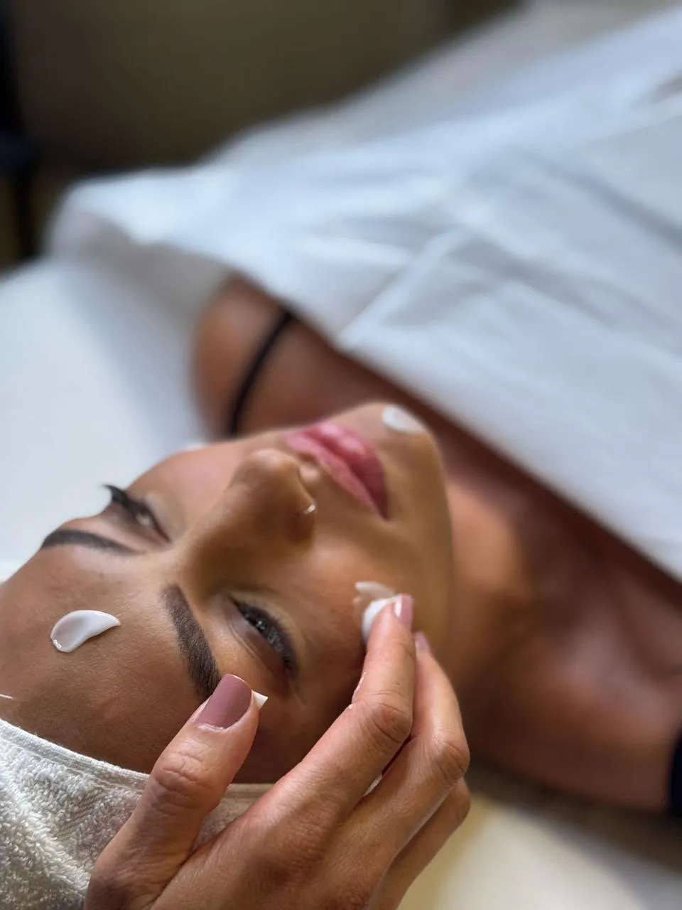 Aplicação de produtos durante sessão de Miracle Face