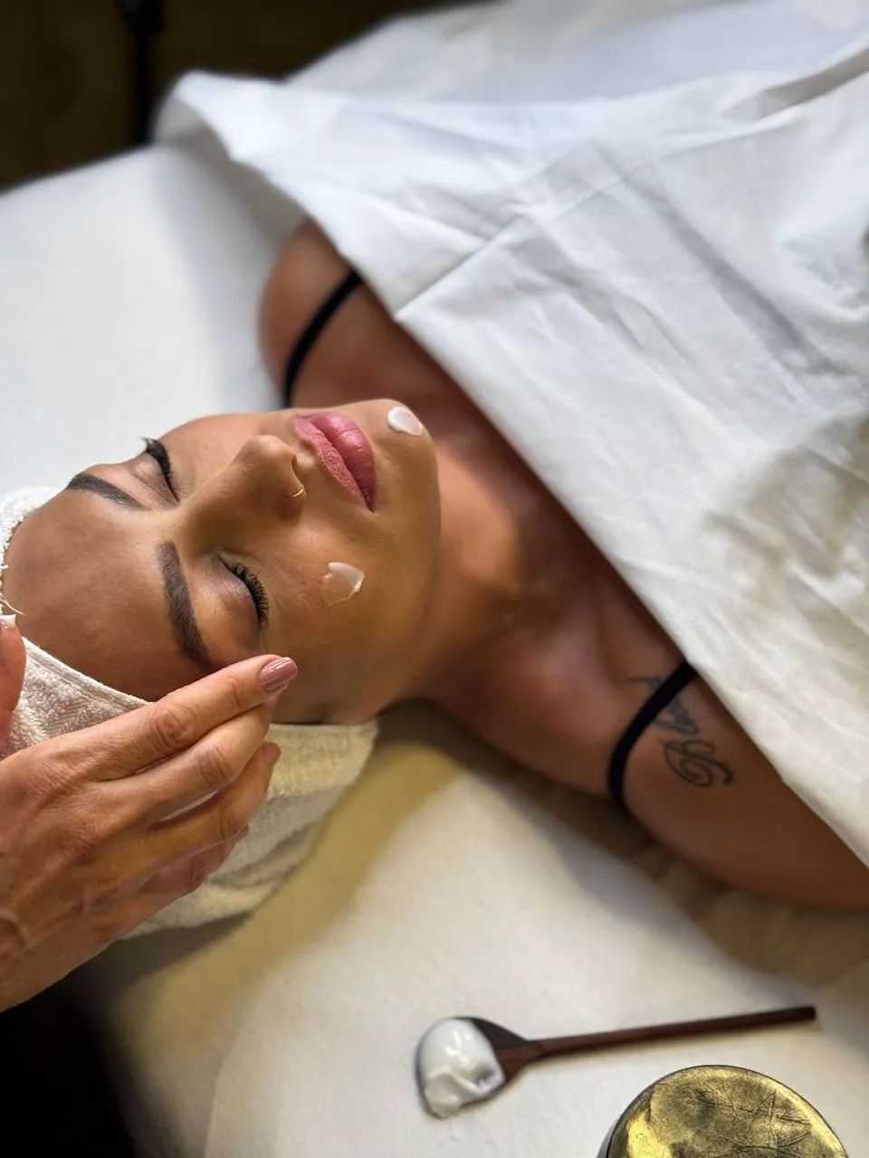 Tratamento facial com técnica exclusiva do Método Renata França